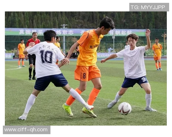 在绿茵场上展现凶悍风采的足球精神与团队合作的力量 在绿茵场上展现凶悍风采的足球精神与团队合作的力量